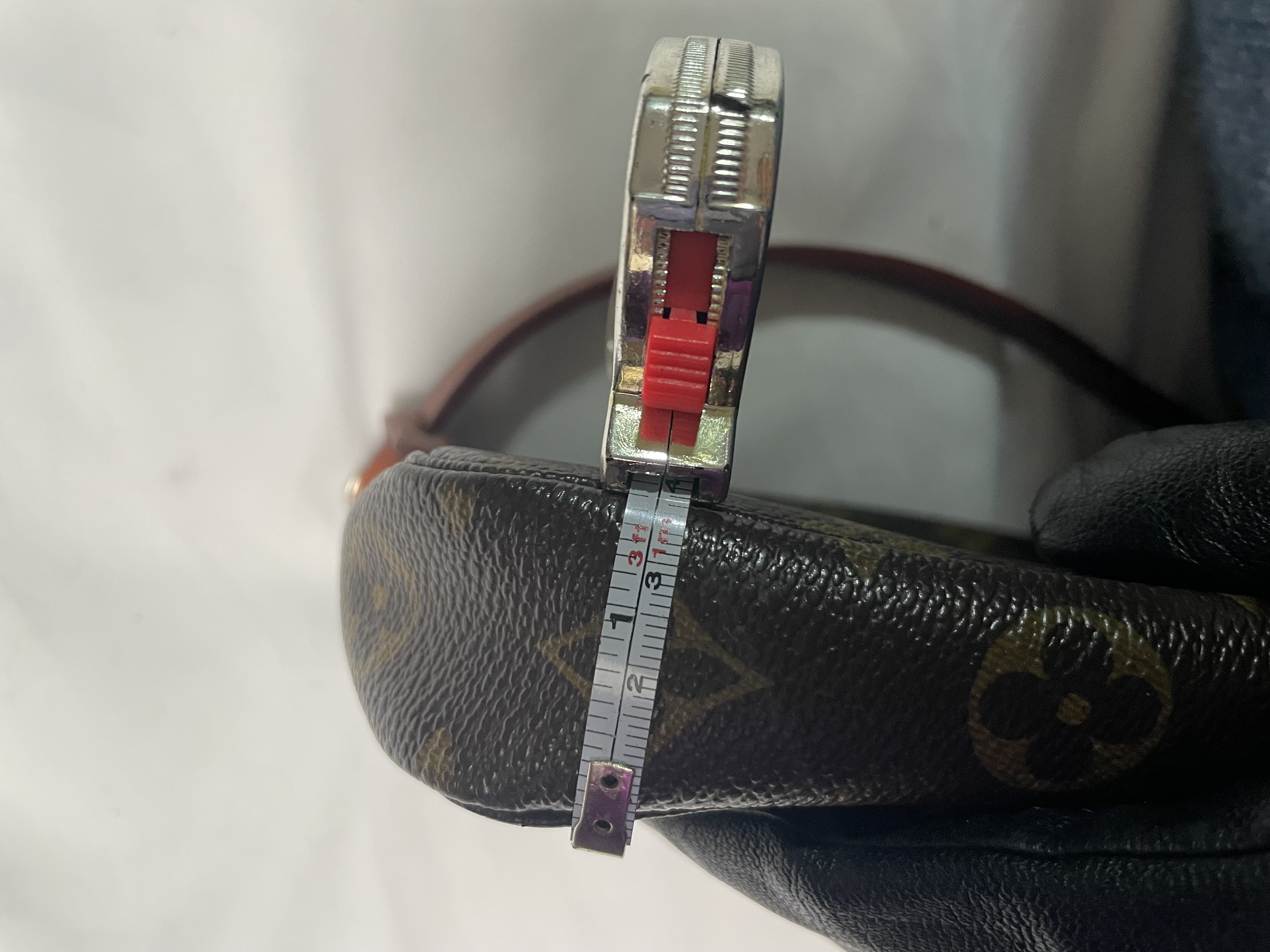 Takashi Murakami Monogram Cherry Pochette LV Como nuevo 9