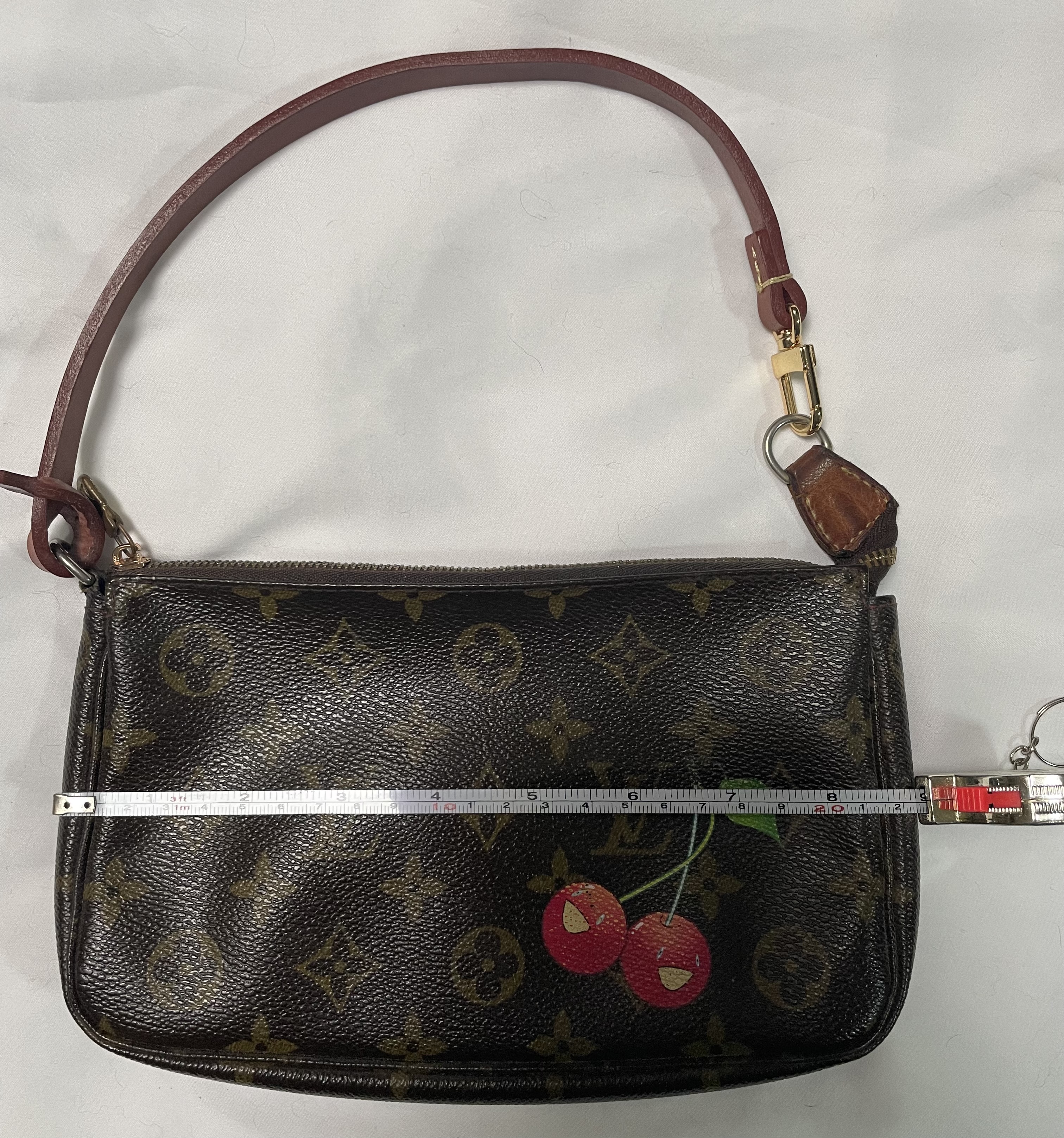 Takashi Murakami Monogram Cherry Pochette LV Como nuevo 10