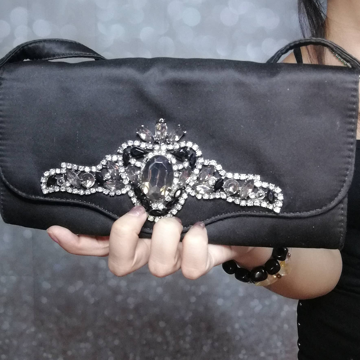 Clutch Satin Pedrería GUESS 1