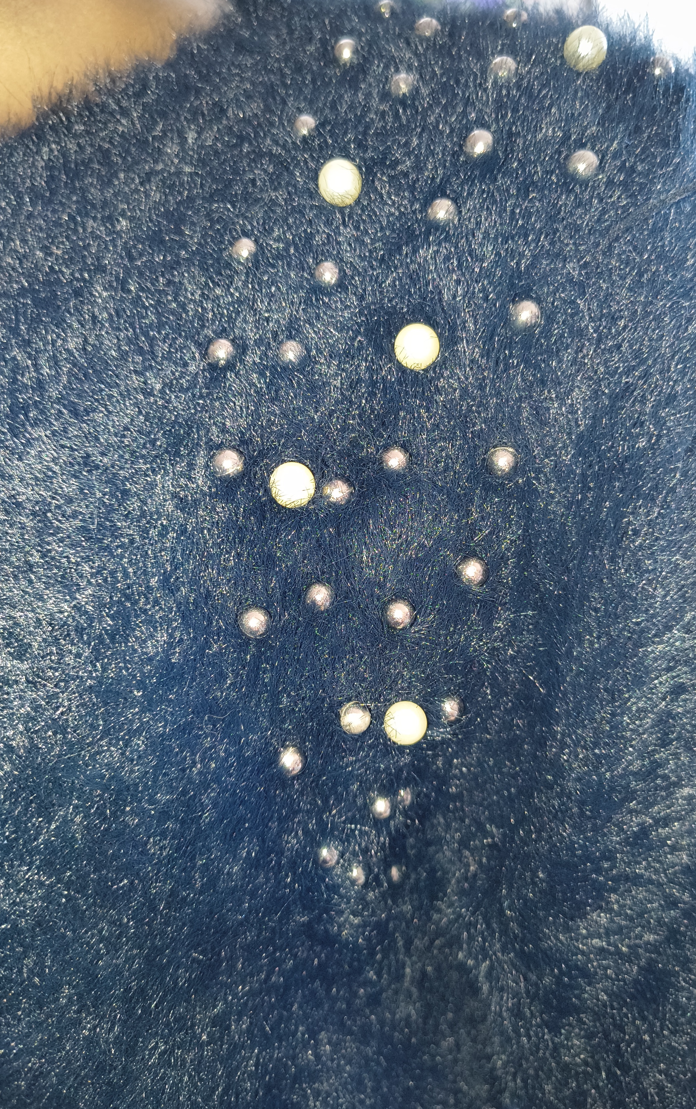 Suéter de Peluche con Adornos de Perlas (M) / SHOWROOM 5