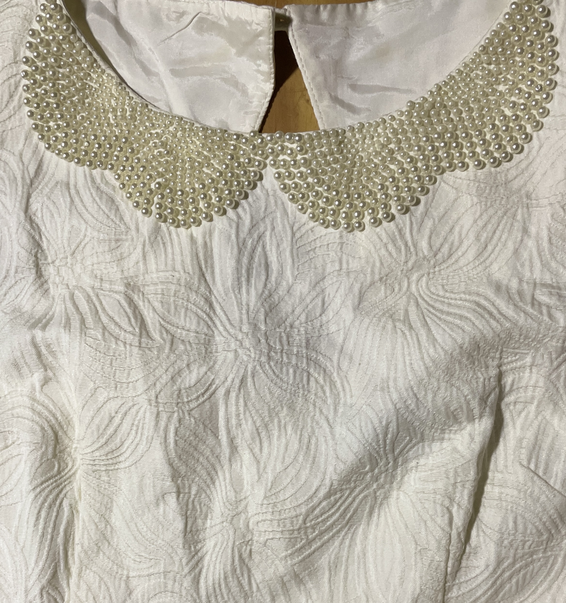 Vestido Cóctail Jacquard Texturizado Cuello Perlas TAHARI ARTHUR S. LEVINE (M) SHOWROOM 3