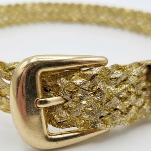 Cinturón Trenzado Fino Dorado Brillante con Puntera y Hebilla Metálica SHOWROOM