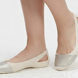 Flats Beige/Plateado CROCS (37/37.5) NUEVO CON ETIQUETAS