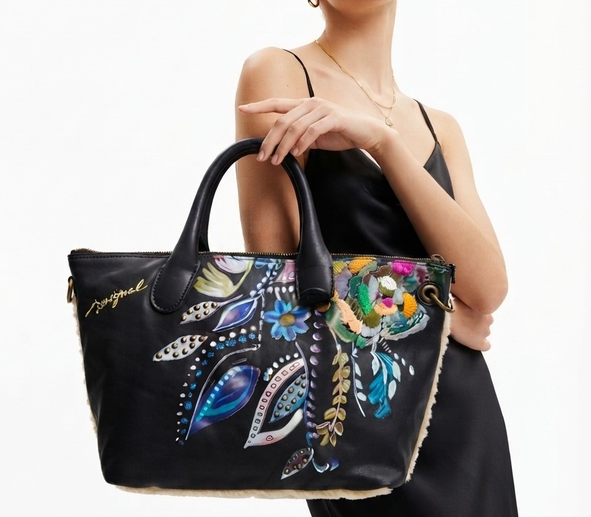 Bolso Negro Borde Efecto Borrego / Bordados Florales y Grafiti 