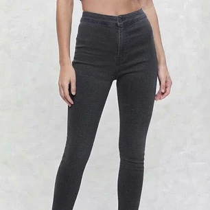 Jeans Modelo Joni Skinny Tiro Alto Negro Deslavado TOPSHOP (S-36) NUEVO