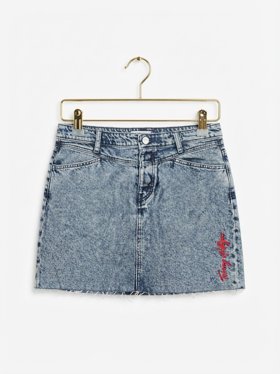 Falda Jean Corta Efecto Nevado con Bordado Rojo TOMMY HILFIGER (M-38/40) SHOWROOM 2