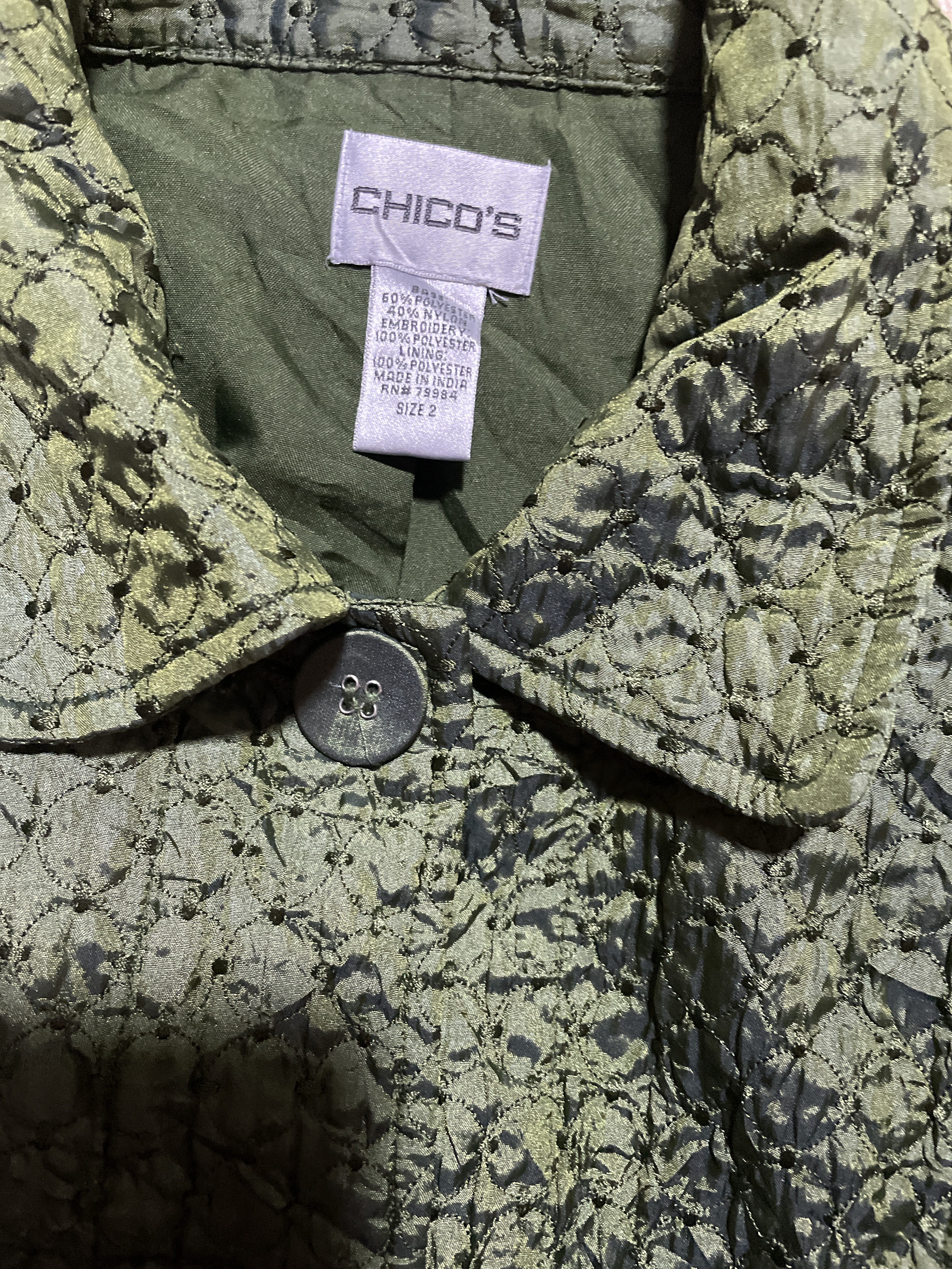 Chaqueta Acolchada Bordado Eyelet Verde Metalizado CHICO'S (L) SHOWROOM 7
