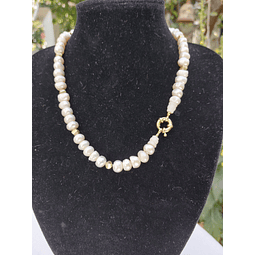 Colllar perlas cultivadas con piezas bañadas en oro y broche timón.