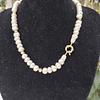Colllar perlas cultivadas con piezas bañadas en oro y broche timón.