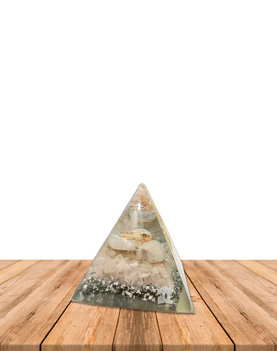 Pirámide de Resina (Orgonita)  6x6 cm  2