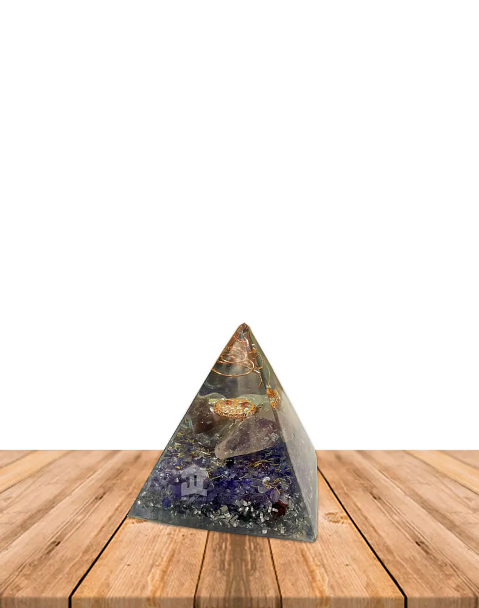 Pirámide de Resina (Orgonita)  6x6 cm  4