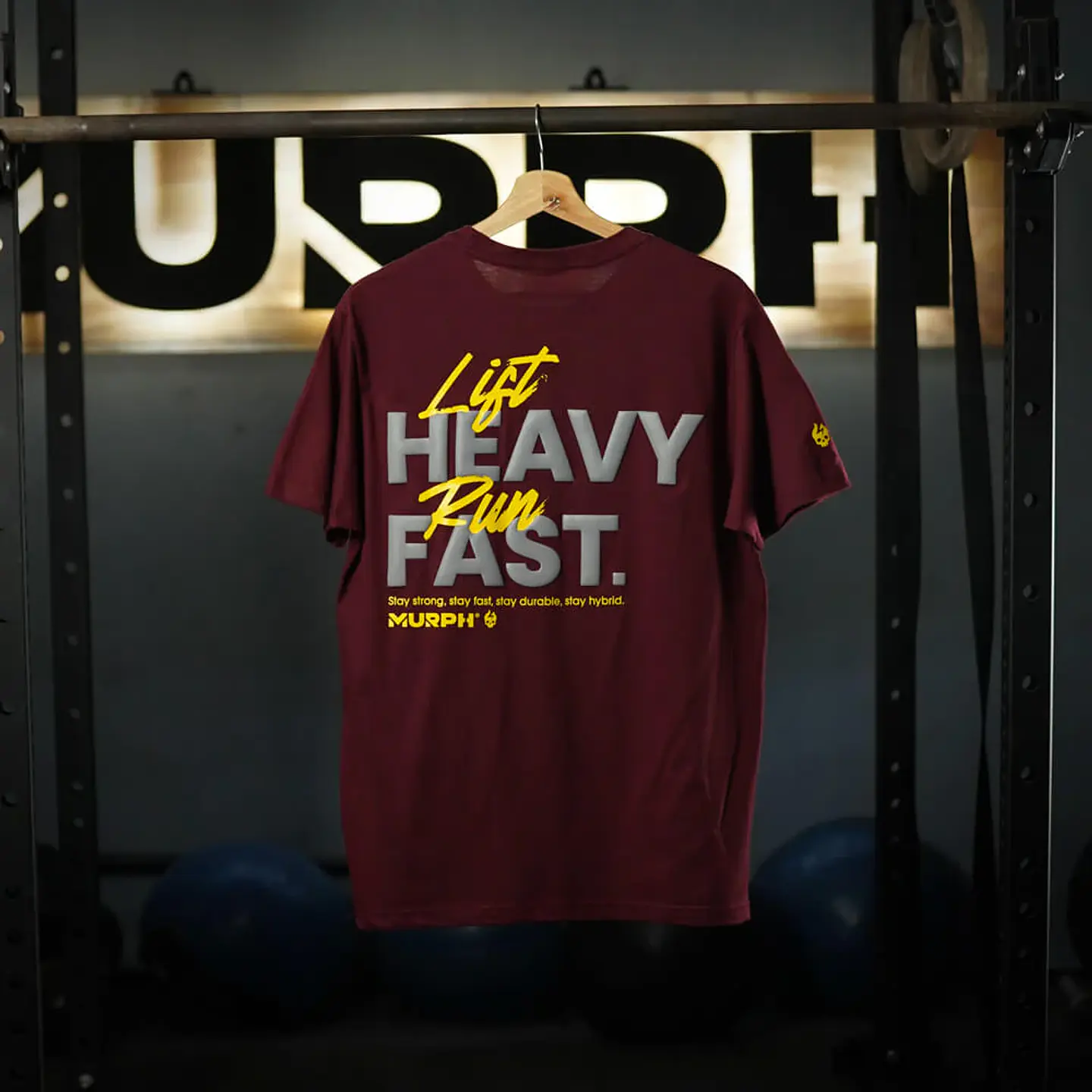 Remera Regular Fit LIFT HEAVY & RUN FAST - Burdeo 2