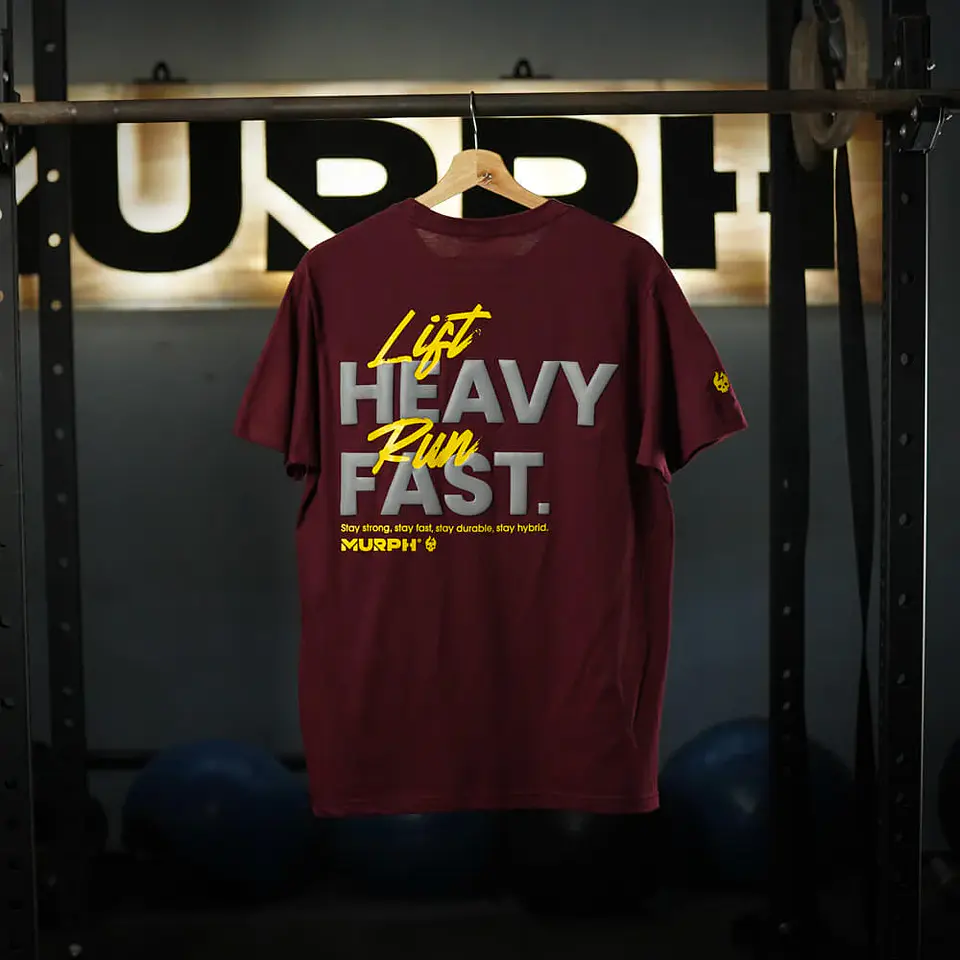 Remera Regular Fit LIFT HEAVY & RUN FAST - Burdeo 2