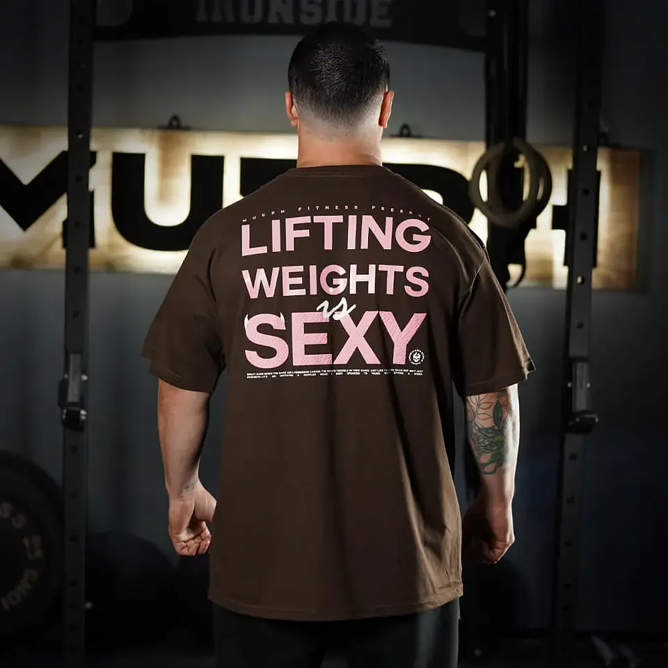 Remera Oversize Lifting Weights Is SEXY - Chocolate 1