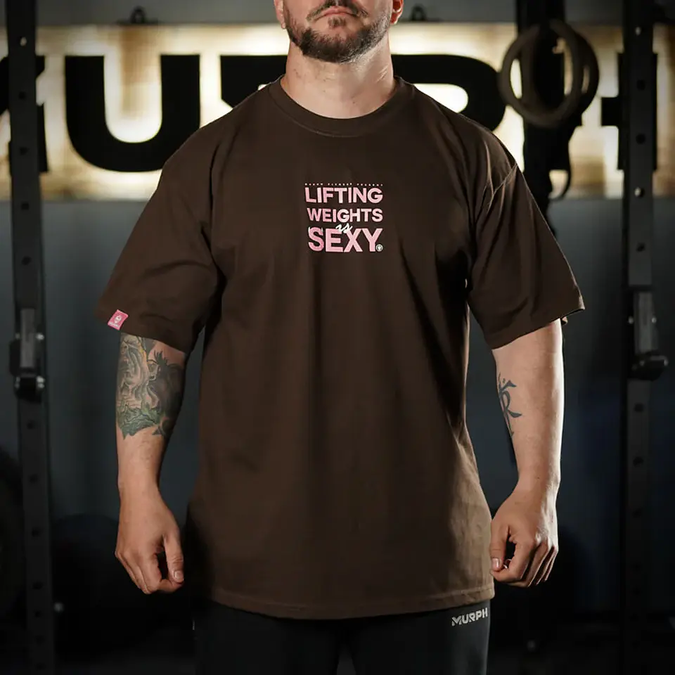 Remera Oversize Lifting Weights Is SEXY - Chocolate 2