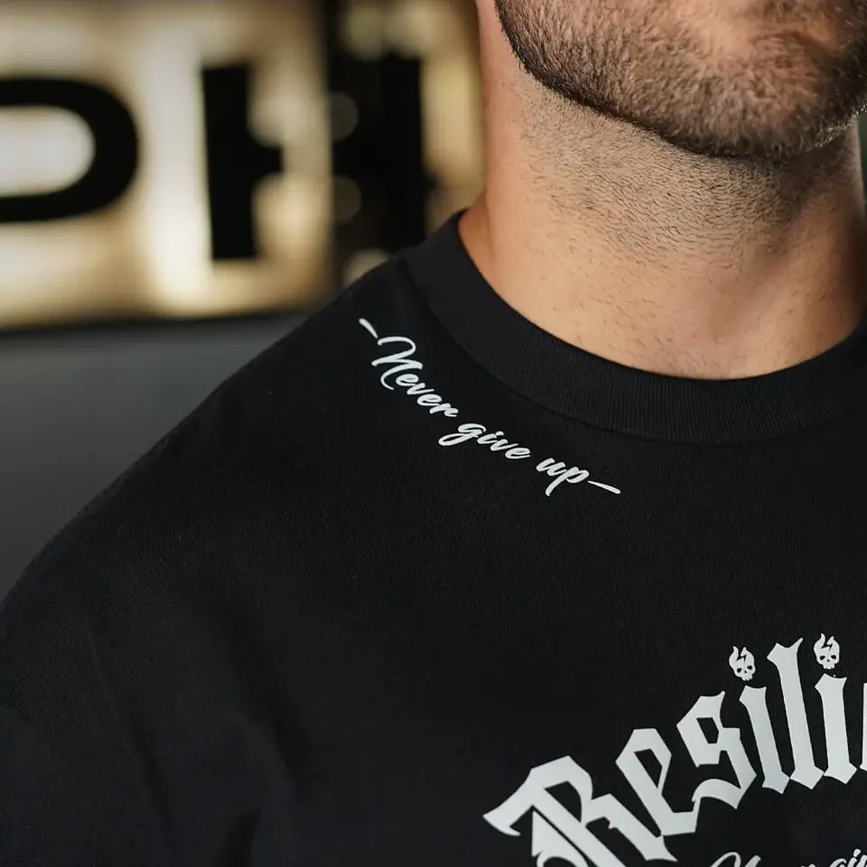 Remera Oversize Premium Resilience - Negro 4