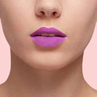 Labial Ultra Matte Les Macarons de L'Oréal Paris en tono 840 Infinite Plum. 3