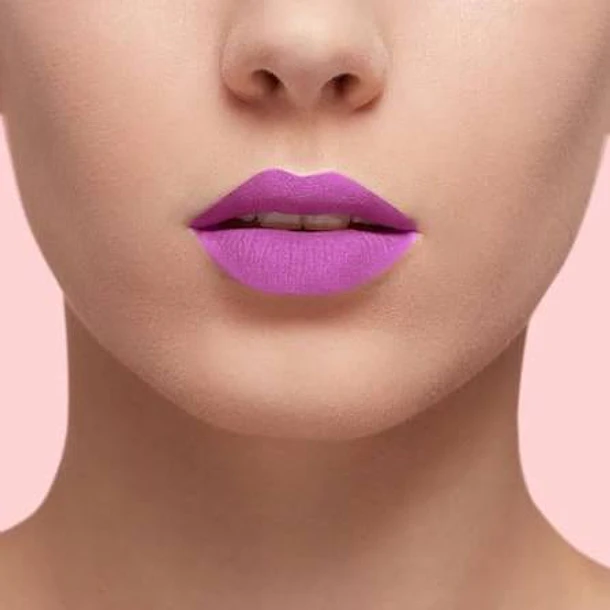 Labial Ultra Matte Les Macarons de L'Oréal Paris en tono 840 Infinite Plum. 3