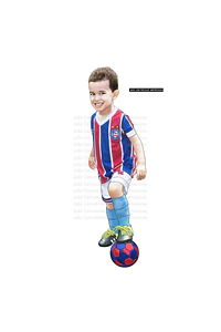 Caricatura Jogador com a bola no pé, profissional de futebol, aniversariante, craque do time, presente de aniversário, menino bom de bola, garoto.