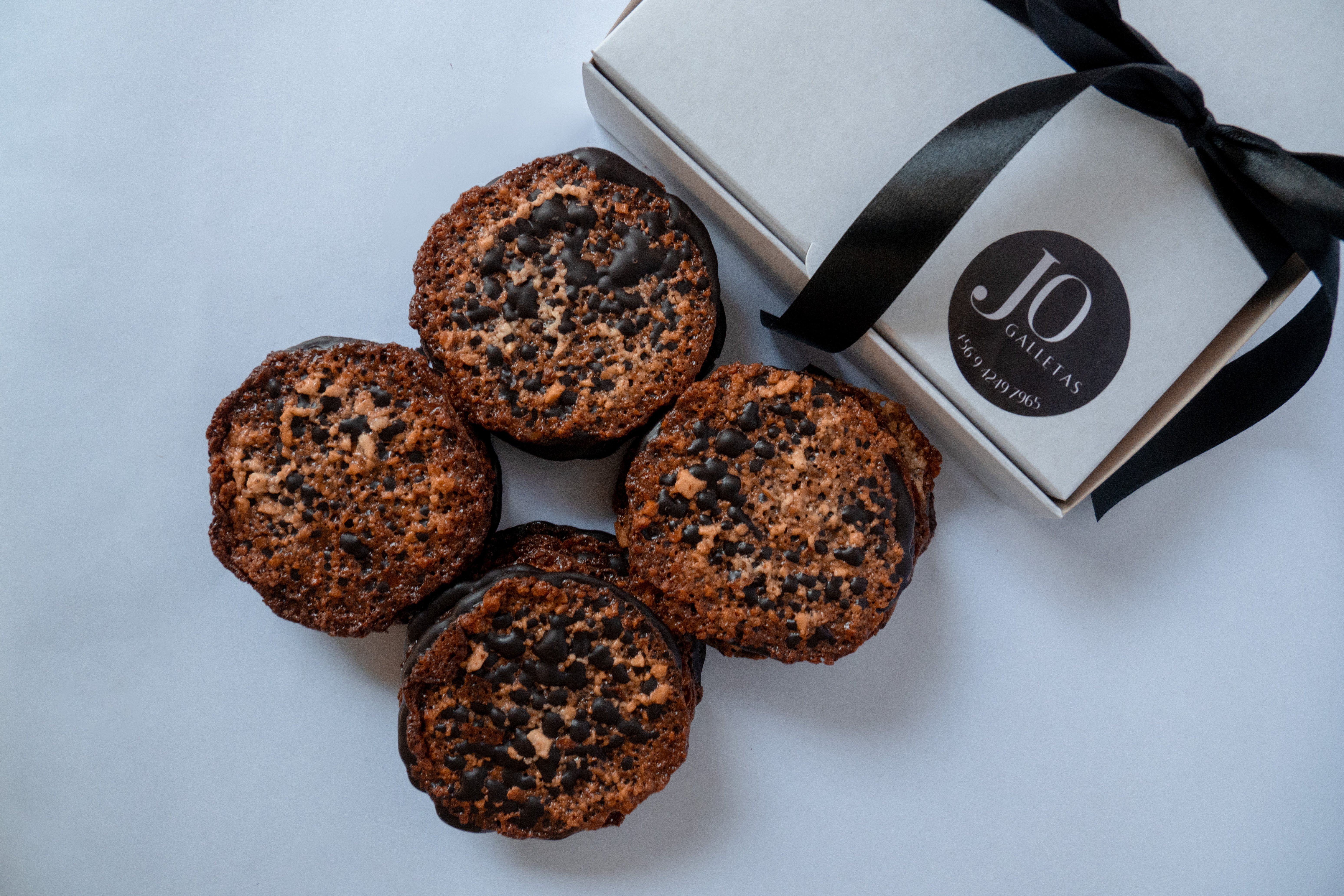 Caja 24 galletas de almendra, chocolate bitter 1