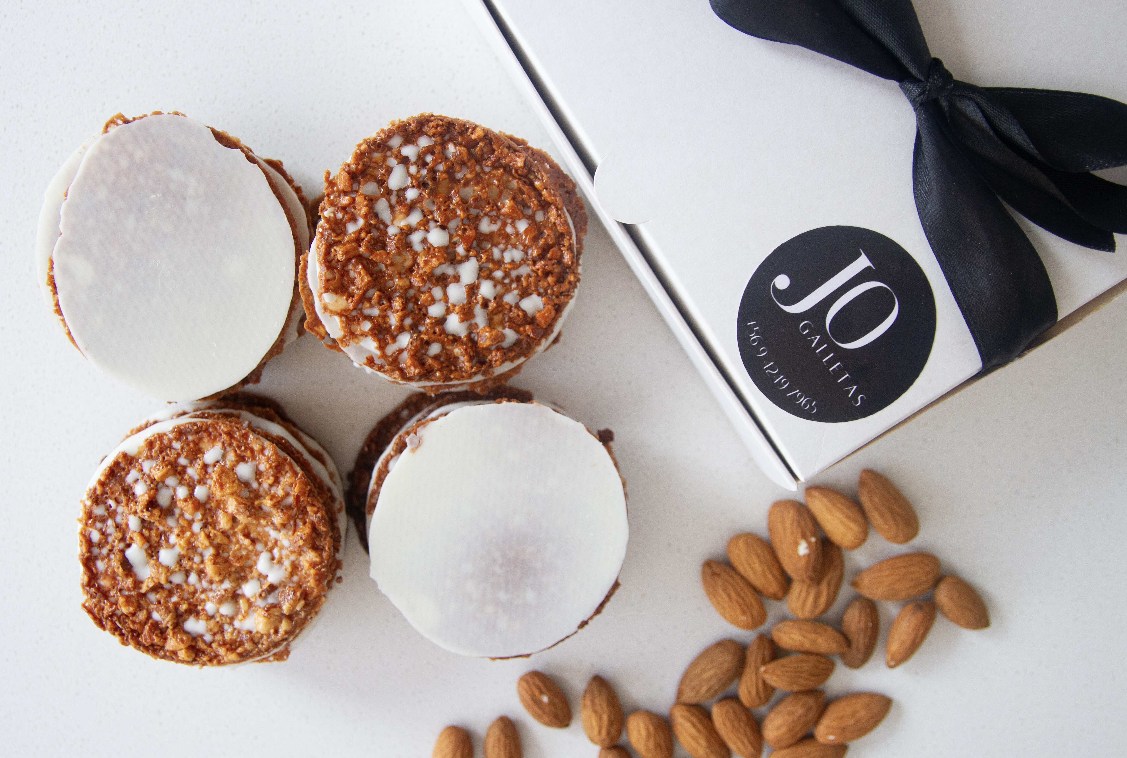 Caja 24 galletas de almendra, chocolate blanco 1