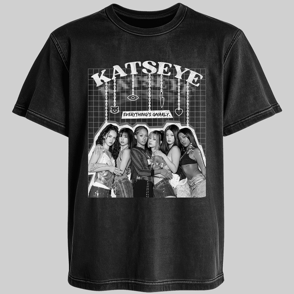 Polera Diseño Graphic (b/n) - KATSEYE 2