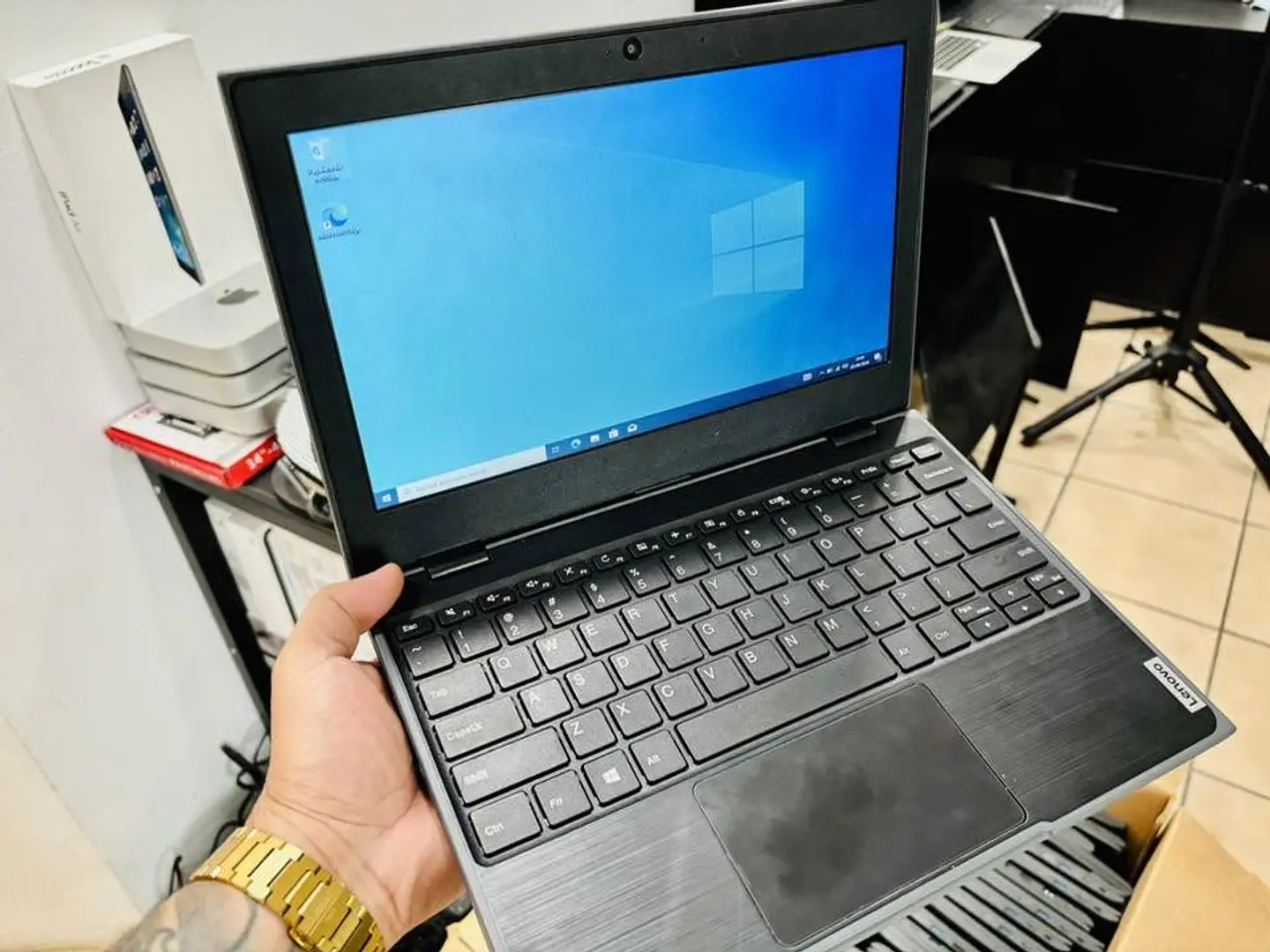 Laptop Lenovo Compacta Lista para Trabajar o Estudiar 1