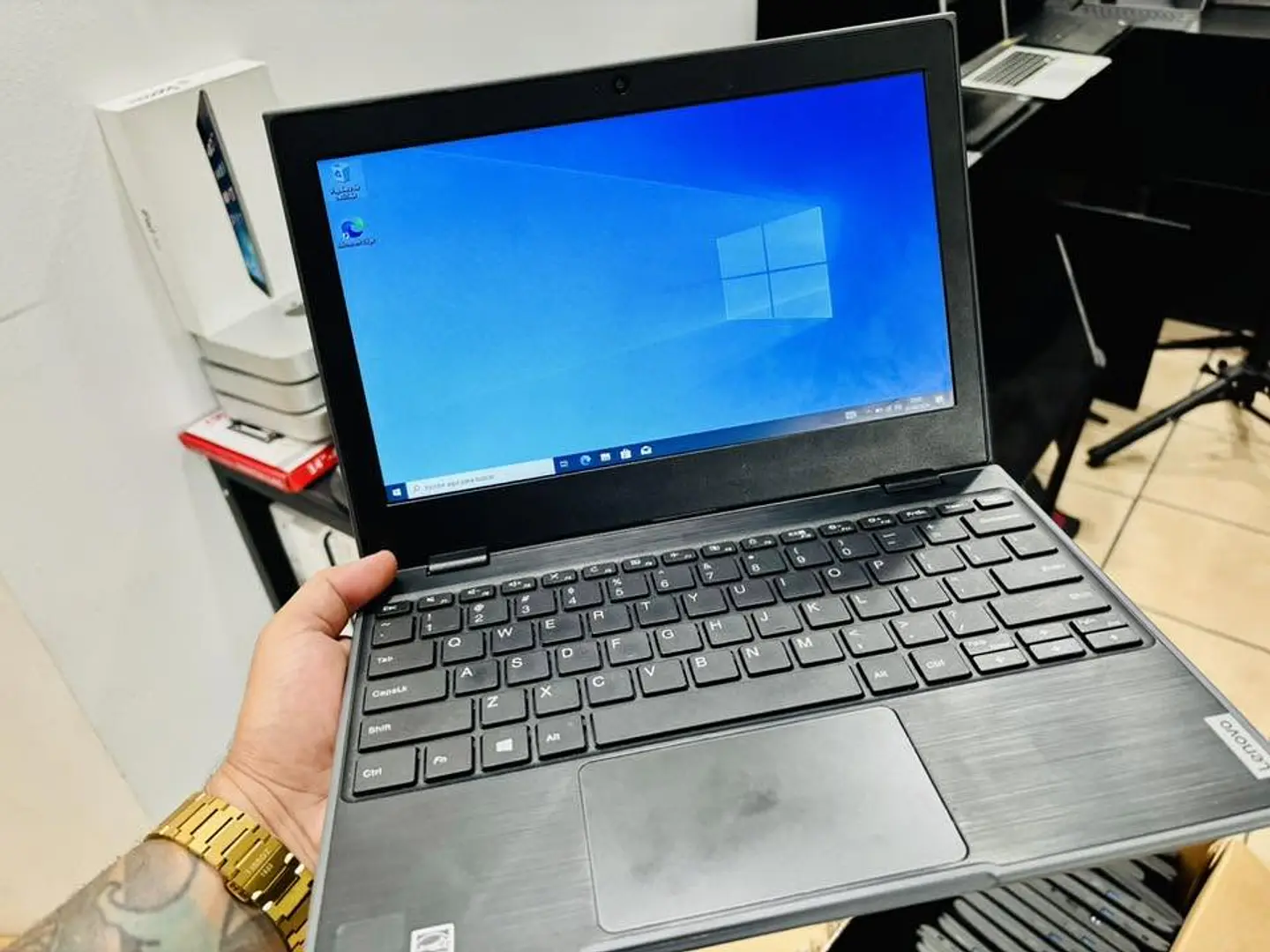 Laptop Lenovo Compacta Lista para Trabajar o Estudiar 2