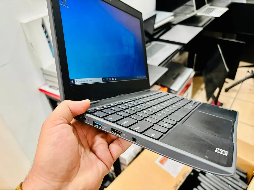 Laptop Lenovo Compacta Lista para Trabajar o Estudiar 3