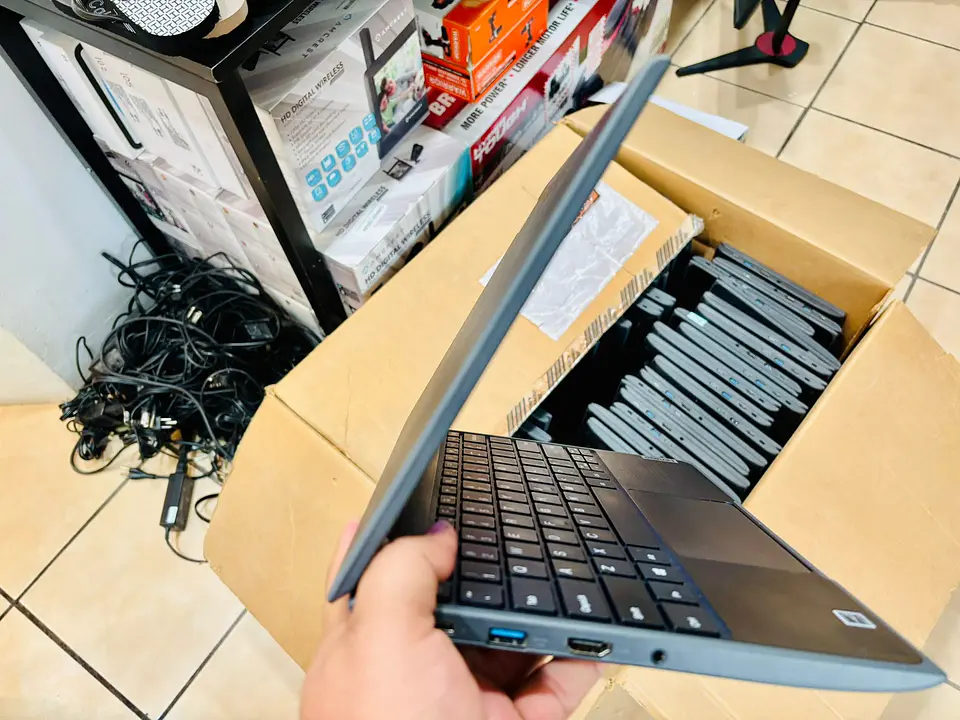 Laptop Lenovo Compacta Lista para Trabajar o Estudiar 5