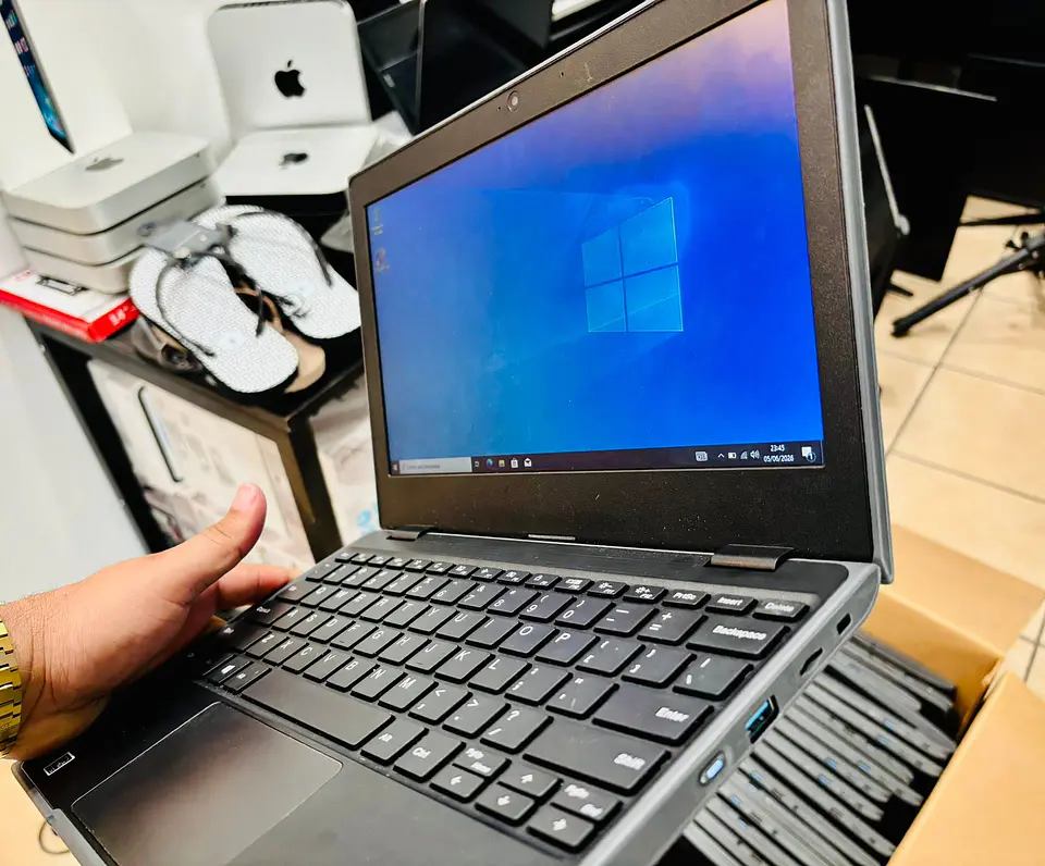 Laptop Lenovo Compacta Lista para Trabajar o Estudiar 7