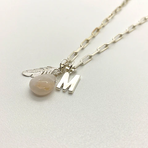 Collar Inicial Pluma + Piedra Natural