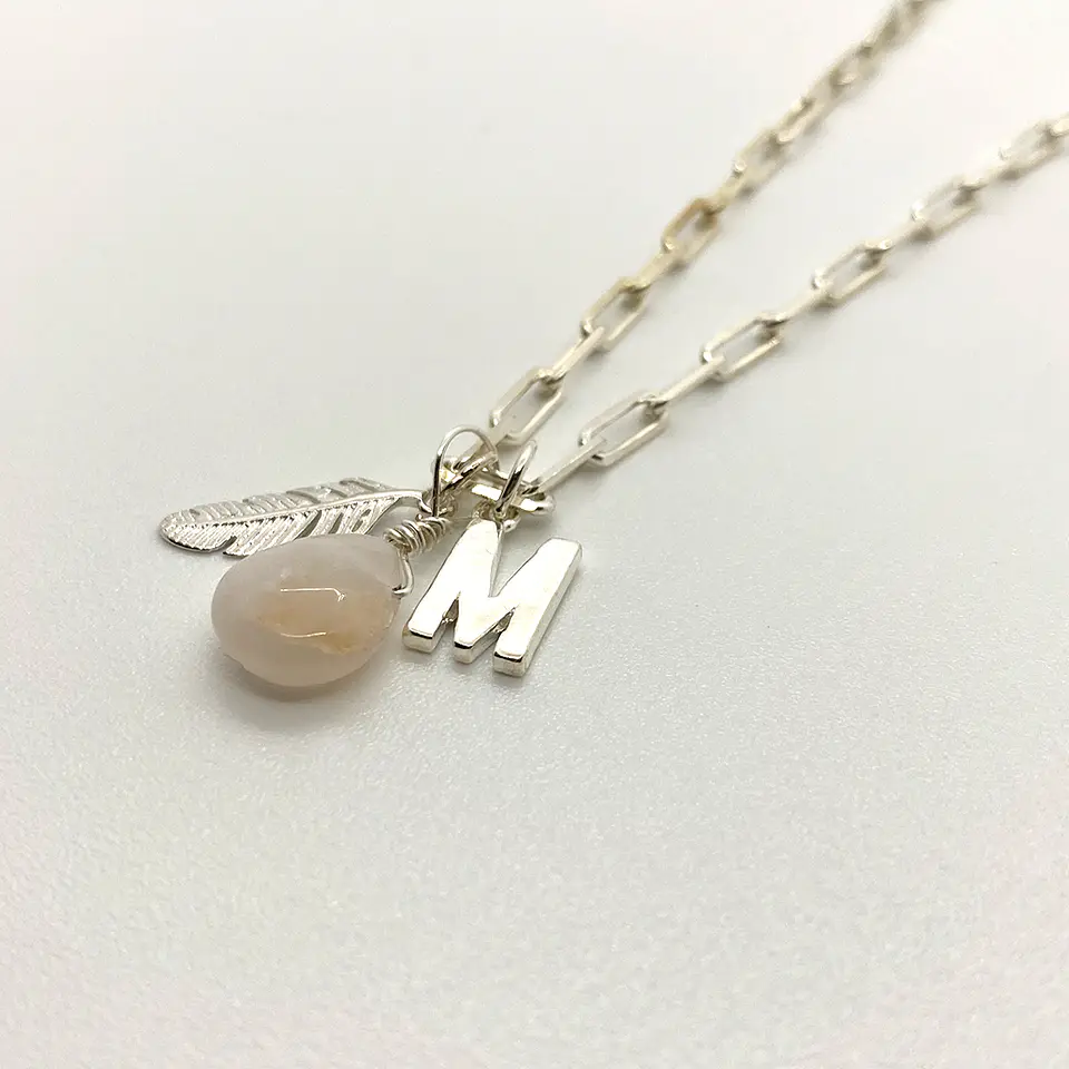 Collar Inicial Pluma + Piedra Natural 1