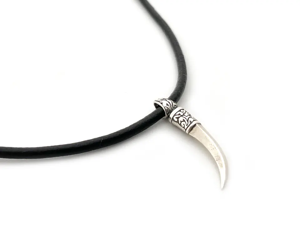 Collar Cuero Colmillo 4