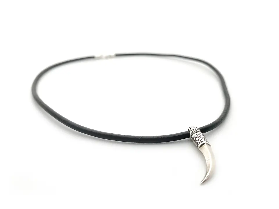Collar Cuero Colmillo 5