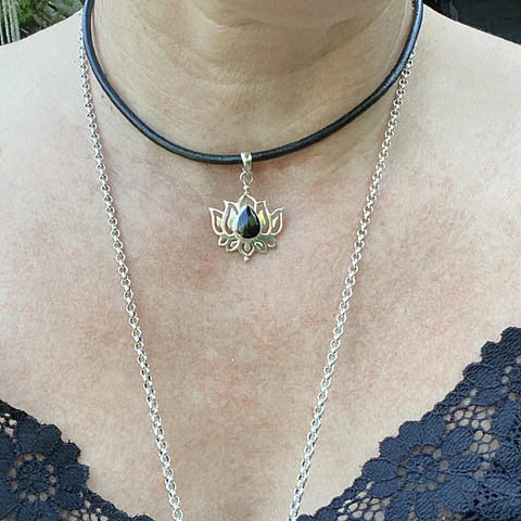 Collar Cuero Lotus Ónix