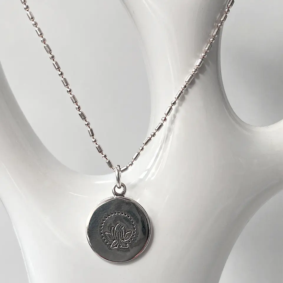 Collar Medalla Lotus 3