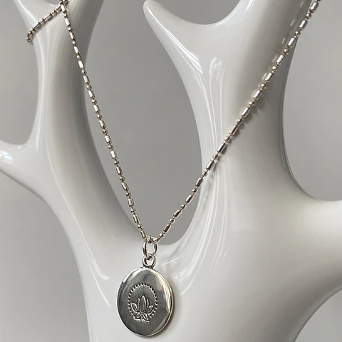 Collar Medalla Lotus