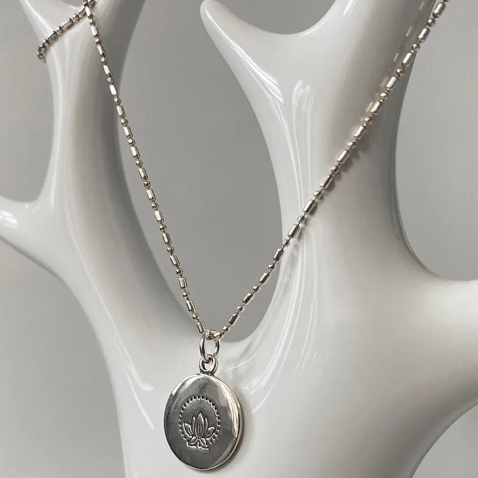 Collar Medalla Lotus 1