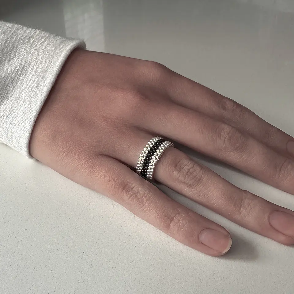 Anillo Miyuki Línea Negra 3