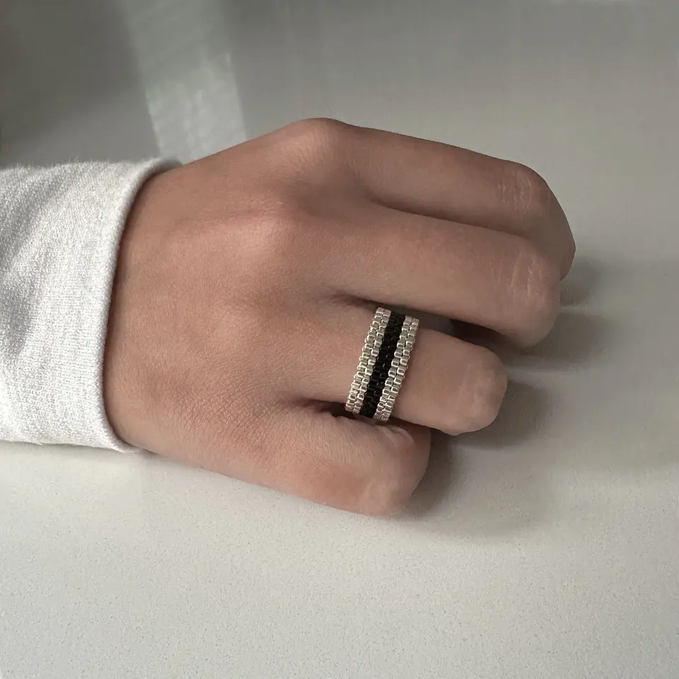 Anillo Miyuki Línea Negra 4