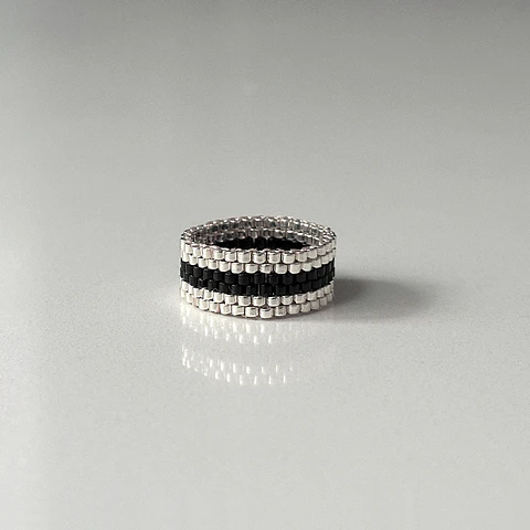 Anillo Miyuki Línea Negra