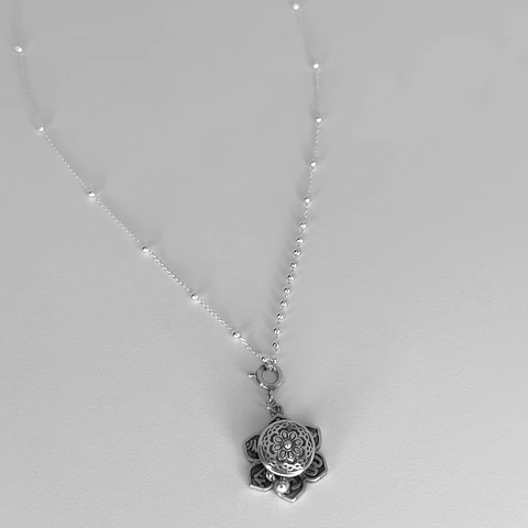 Collar Flor Símbolos Budistas