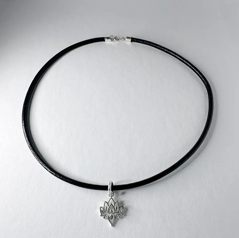 Collar Cuero Colgante Loto 1