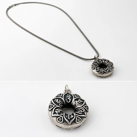 Collar Mantra Om
