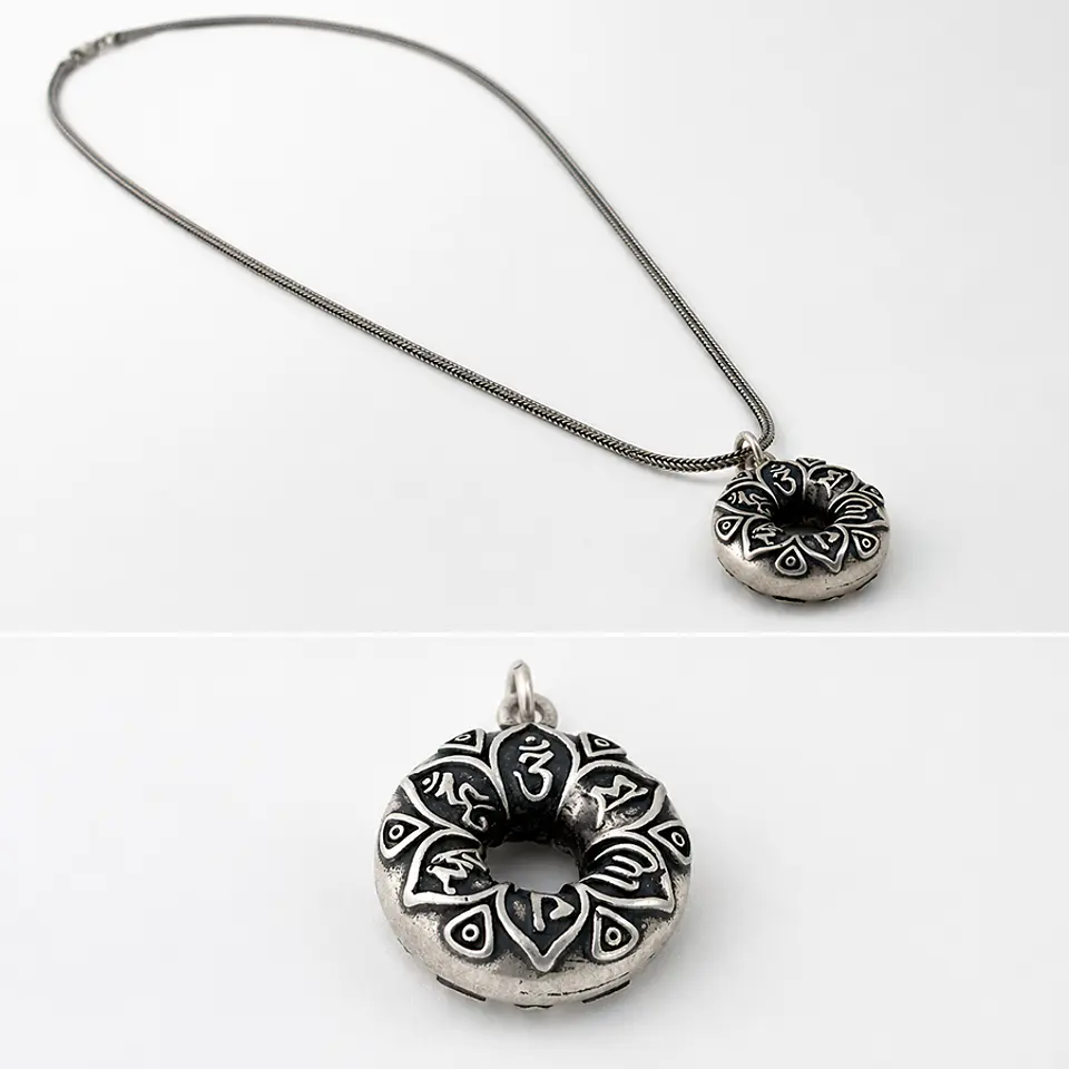 Collar Mantra Om 1