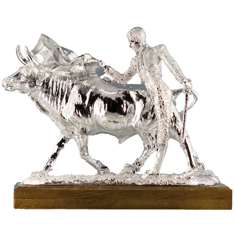 Escultura torero y toro 1