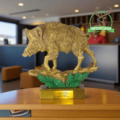 Figura de jabalí sobre roca