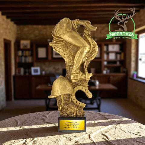 Figura silla de jinete herradura y casco