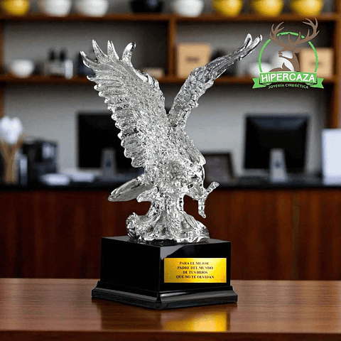 Escultura de águila plateada